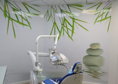 Clínica dental por dentro junto a maquinaria